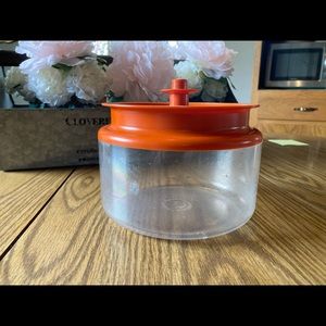Vintage 6 and 1/4 c Tupperware